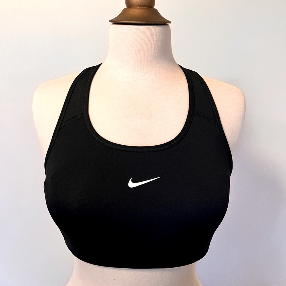 NIKE women’s Sports bra medium support with removable pads Size M